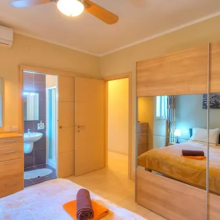 Spacious Apartment With Pool In Misrah Simar In Qala דירה Qala