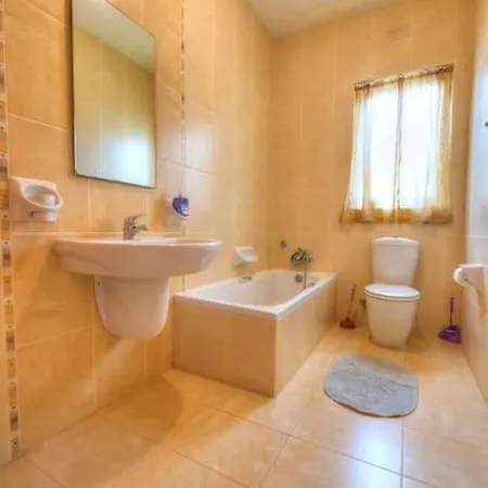 Spacious Apartment With Pool In Misrah Simar In Qala * Qala