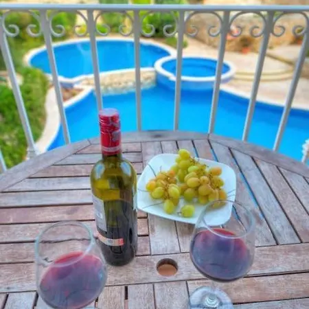 Spacious Apartment With Pool In Misrah Simar In Qala דירה Qala