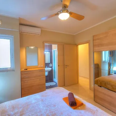 Spacious Apartment With Pool In Misrah Simar In Qala דירה