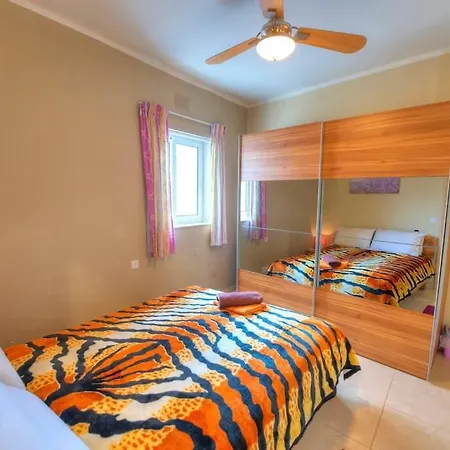 Spacious Apartment With Pool In Misrah Simar In Qala דירה *