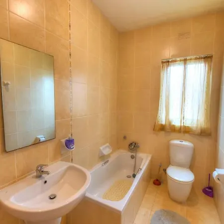 דירה Spacious Apartment With Pool In Misrah Simar In Qala Qala