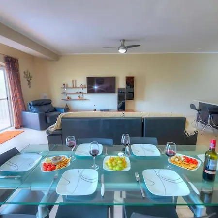 Spacious Apartment With Pool In Misrah Simar In Qala דירה Qala