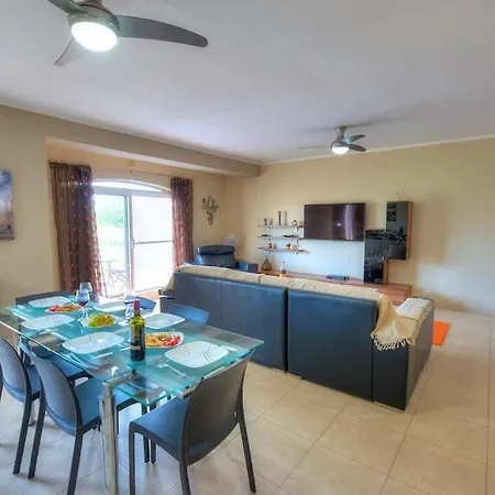 Spacious Apartment With Pool In Misrah Simar In Qala דירה