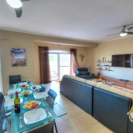 Spacious Apartment With Pool In Misrah Simar In Qala דירה *