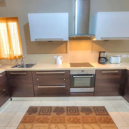Spacious Apartment With Pool In Misrah Simar In Qala דירה