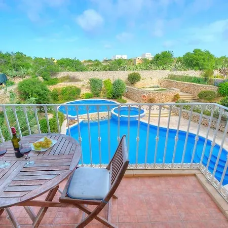 Spacious Apartment With Pool In Misrah Simar In Qala דירה *