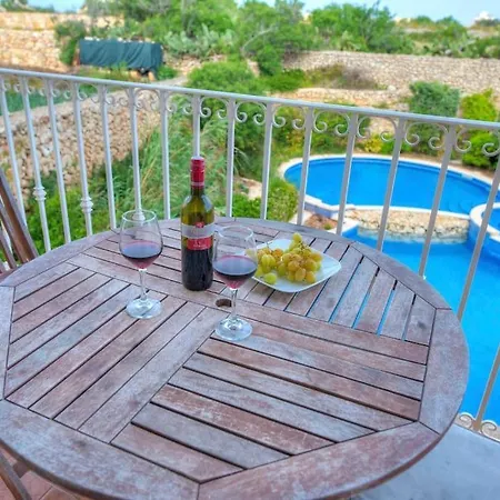 Spacious Apartment With Pool In Misrah Simar In Qala דירה *