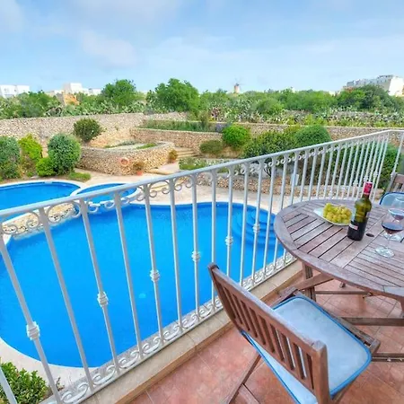 Spacious Apartment With Pool In Misrah Simar In Qala דירה Qala